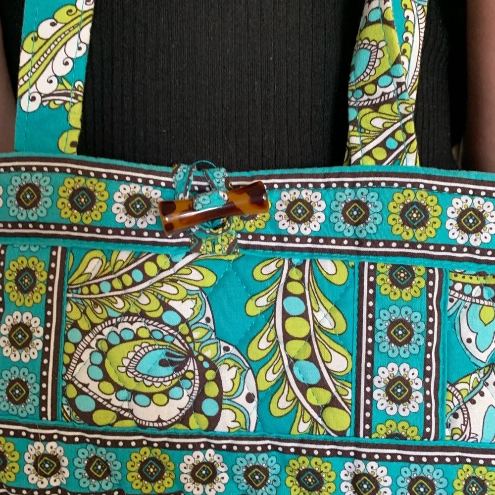VERA BRADLEY shoulder bag in excellent condition. Tons of pockets! - Picture 3 of 4
